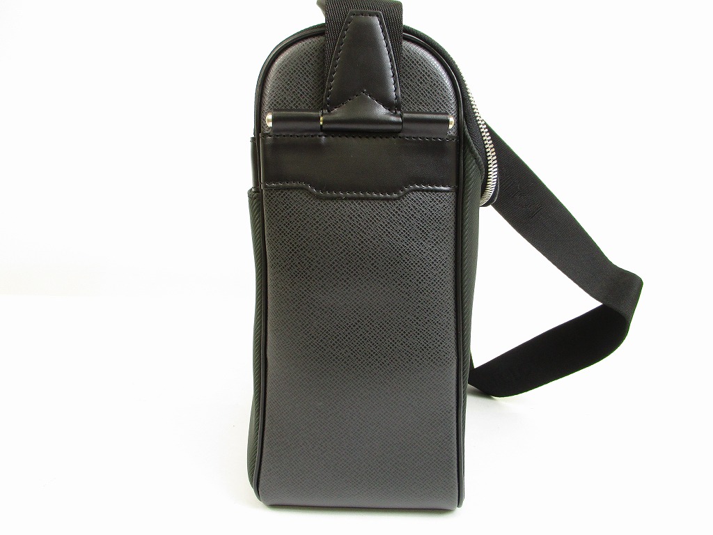 LOUIS VUITTON Taiga Leather Ardoise Black Messenger&Crossbody Bag Taimyr #6292 - Authentic Brand ...