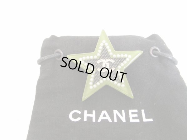 Photo1: CHANEL CC Logo Green Black Plastic Star Motif Brooch #8949