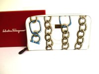 Salvatore Ferragamo Gancini Chain Motif White Leather Round Zip Wallet #9527