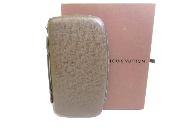 Photo1: LOUIS VUITTON Taiga Dark Brown Leather Round Zip Wallet Travel Case #9593