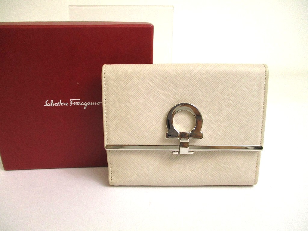 Salvatore Ferragamo Gancini Light Beige Leather Silver H/W Bifold Wallet #a701