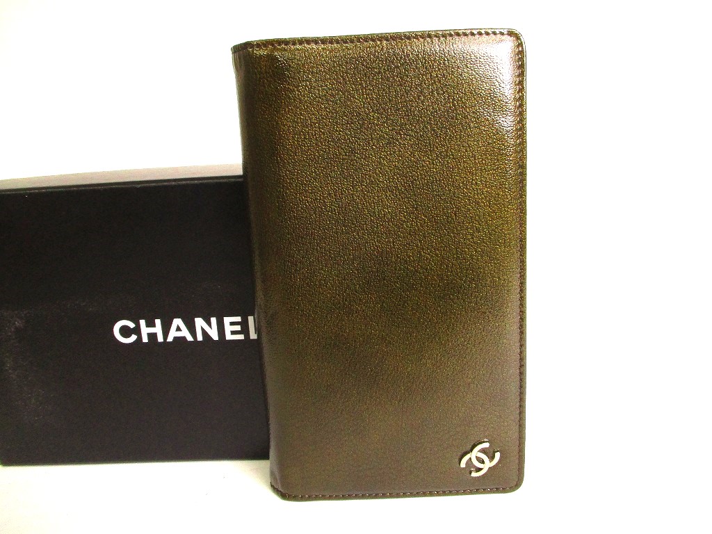 Photo1: CHANEL CC Logo Olive Green Patent Leather Bifold Flap Long Wallet #a052